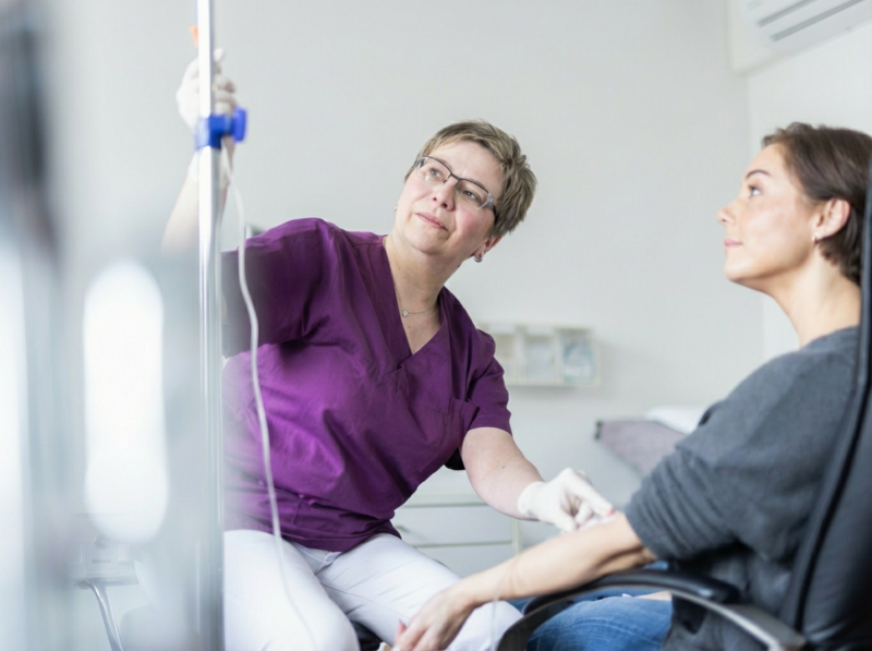 Medizinische Betreuung einer Patientin im Rahmen der Behandlung chronisch entzündlicher Darmerkrankungen.