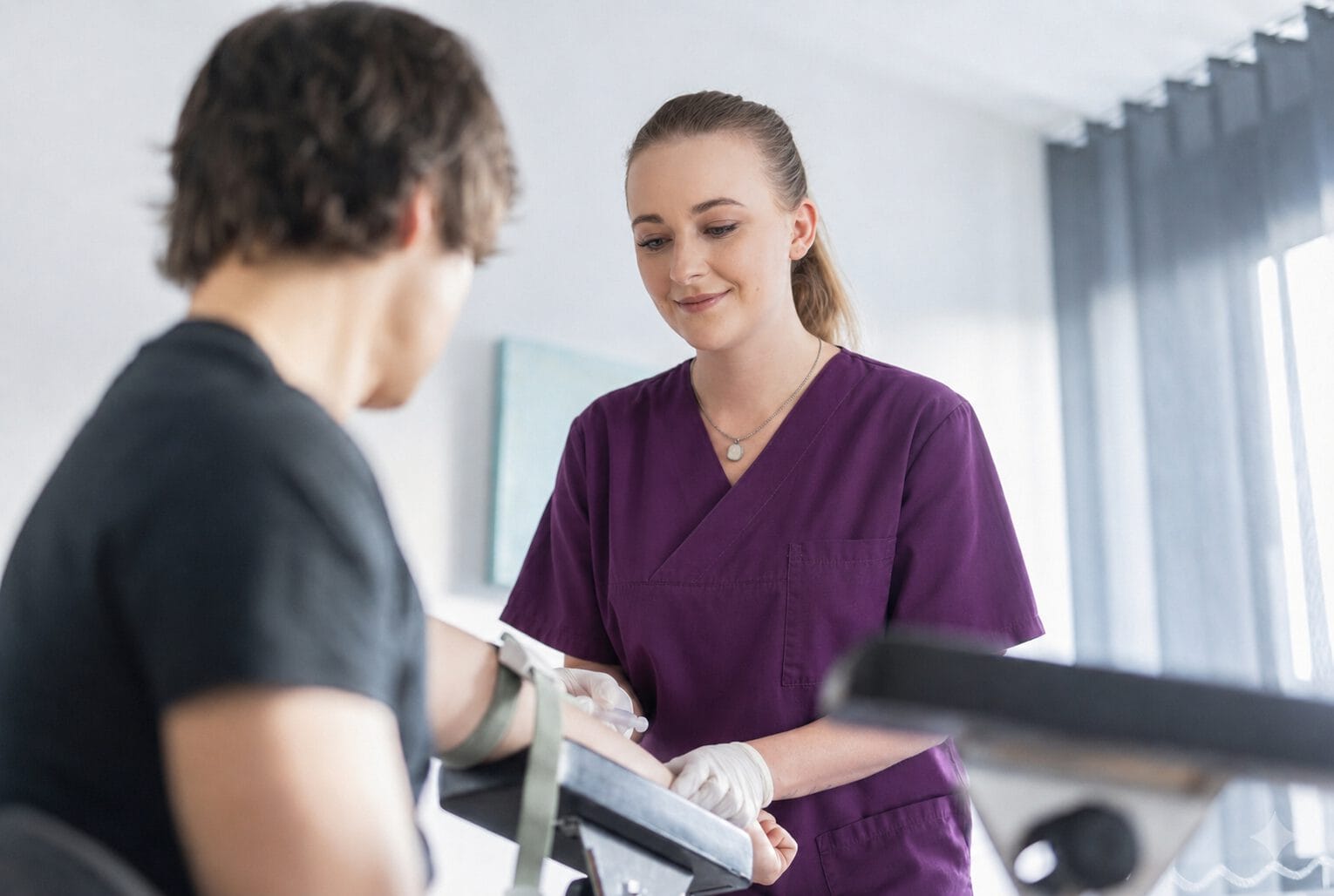 Blutabnahme durch eine Mitarbeiterin der gastroenterologischen Praxis Dr. med. Stockhammer.