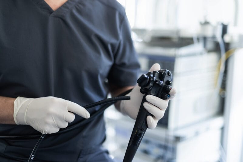 Vorbereitung einer Magenspiegelung mit einem Endoskop in der gastroenterologischen Praxis Dr. med. Stockhammer.