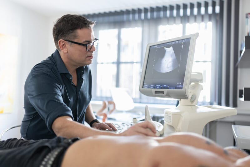 Dr. med. Felix Stockhammer, Facharzt für Innere Medizin und Gastroenterologie, bei einer Ultraschalluntersuchung.