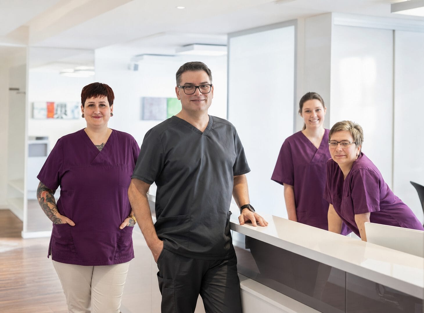 Das Praxisteam der gastroenterologischen Praxis Dr. med. Stockhammer in den Praxisräumen.